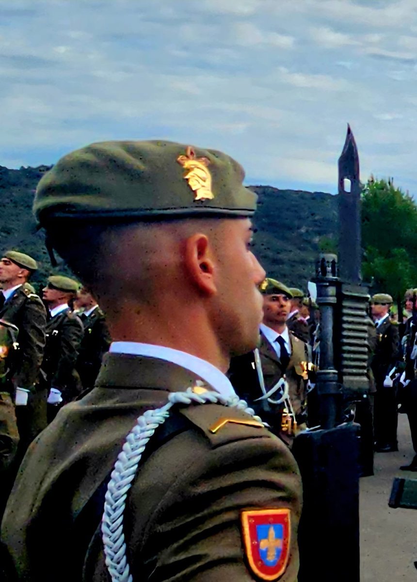 MADOC_ET's tweet photo. En el acto de la Jura de Bandera de hoy se ha estrenado la nueva boina con el emblema de la Academia General Básica de Suboficiales #AGBS_ET, con la característica Minerva, que a partir de ahora portarán sus alumnos.
#AGBS50Años 
#AESpañaServirHastaMorir https://t.co/niR673RuXO