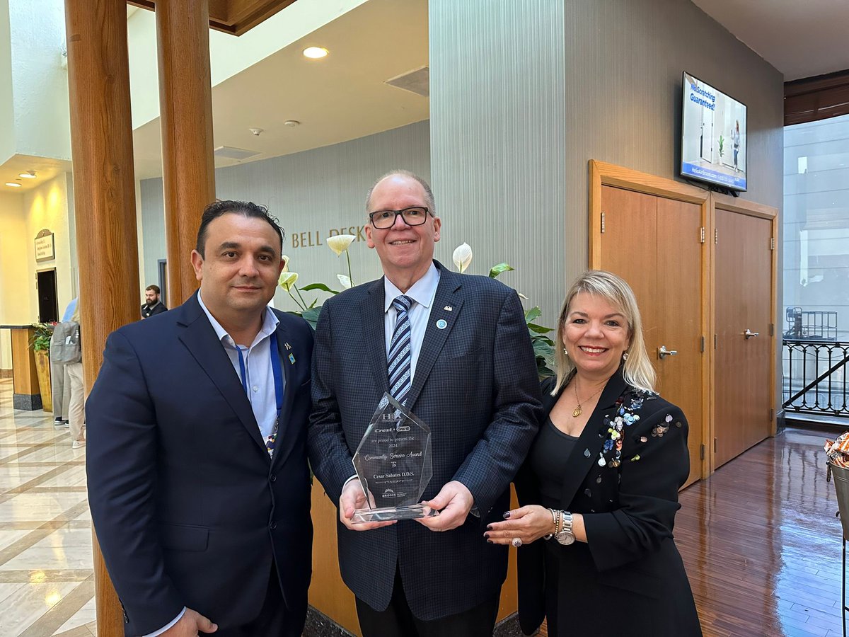 HDAssoc's tweet photo. Dr. Steven Kaltman , Dean of NSU College Of Dental Medicine, and Dr. Cesar Sabates, past ADA President, received the Community Service Award, by the HDA and Crest + Oral-B  for their roles as “Community Service Champions” in the Hispanic Community #somoshda https://t.co/zCULvIipkv