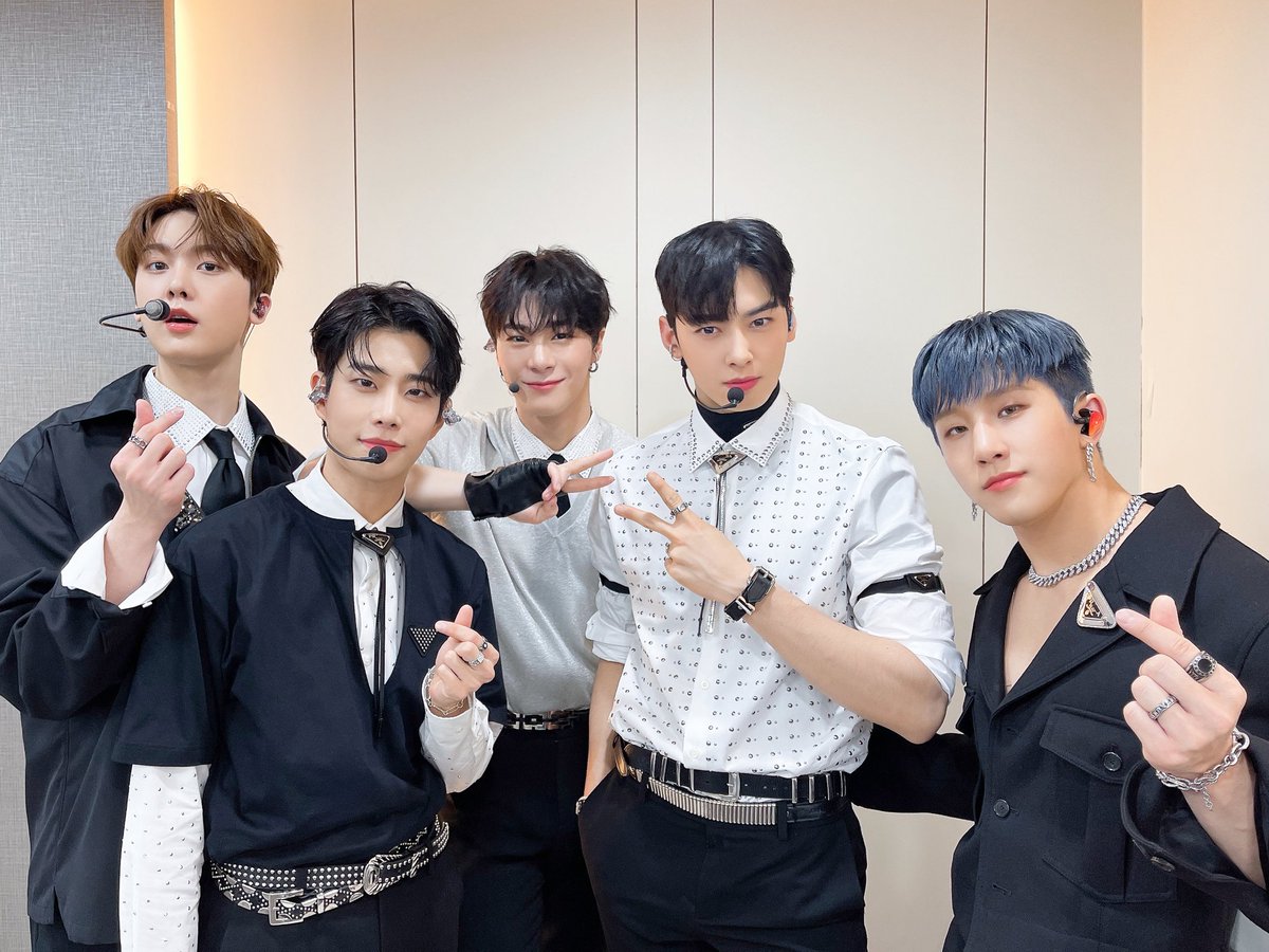 _moonvzqq's tweet photo. i vote for #astro at #2024MAMAVOTE https://t.co/upexWGiT2v