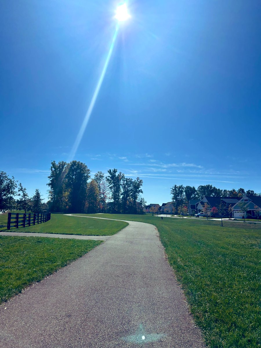 asianposh2022's tweet photo. The Sun is just….. ☀️☀️☀️☀️✝️🙏🍁🍂 #7miles ✅ https://t.co/QzZqwggU17