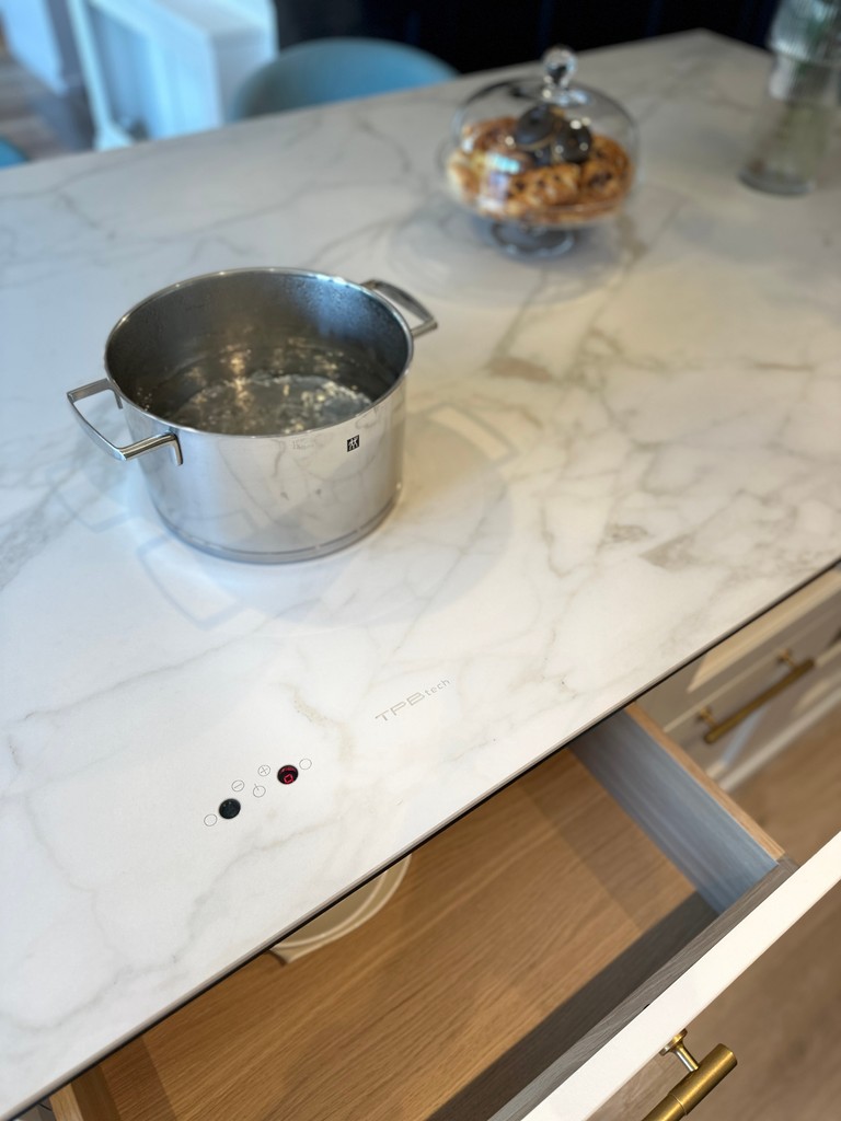 tpbtechuk's tweet image. Seamless integration 😍

Make the most of your kitchen space with TPB tech. 

#KitchenGoals #TPBtech#InductionCooking #inductionhob #kitchendesign #kitchen #kitchenisland #inductioncooking #cooking #kitchenworktop #inductionkitchenisland