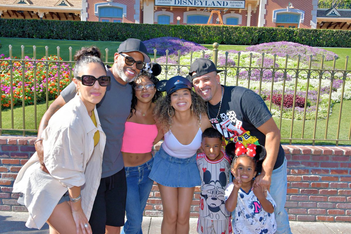 devineevans's tweet image. 