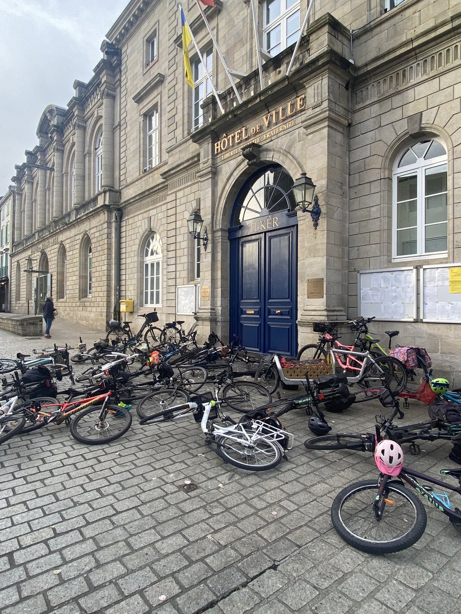 Rassemblement à #quimper en hommage à Paul VARRY, tué volontairement par un automobiliste qui roulait sur la voie cyclable.

Une pensée émue à la famille et aux proches de Paul.

Stop aux violences motorisées.

#stopviolencemotorisee