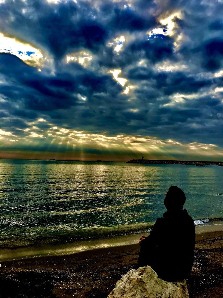 _SOSYOLOG_'s tweet photo. S’onsuz bir boşluk bu doldurulmaz.
Um/arsız,zifiri ve yapışkan
bir bekleyiş.

Beklenti kıyılarında kumlaşır akıl,
baktığı aynanın uçurumuna düşer günah.

Ay doğar gökyüzüne
Aşağılıklaşır sabırsızlık
Zaman illetleşir
Yinede tükenmez umut.

Zelîl ve istikr/arsız kalabalıklar ortasında
ir/deler yüreği yanlızlık...

S’onsuz bir C’esaret bendeki
İsrâfil'in Sûr'a üflemesine hasret…