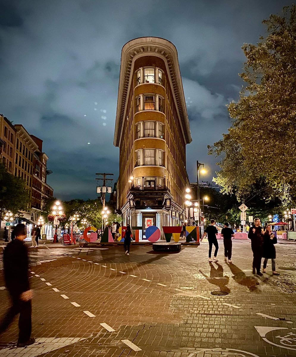 Las calles de Gastown en Vancouver cuentan historias a través de su arquitectura histórica y encantadora. Cada rincón refleja el alma de esta ciudad, donde lo antiguo se encuentra con lo moderno. 🏙️✨
📸: <a href="/rodriguezponton/">PeterRodríguezPontón</a>
#VeryVancouver
