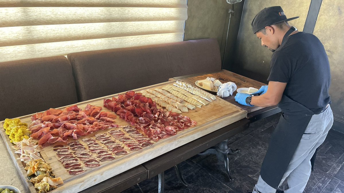 MorellatoSimone's tweet image. I recognize the amazing pizza and best tomatoes salad I had @Gjelina thanks to @synadia’s team @justyna_bak @derekcollison @Nateemerson @JohnnyXmas I also loved the featured drink “Nomadita”, the Barolo wine and world largest the charcuterie board