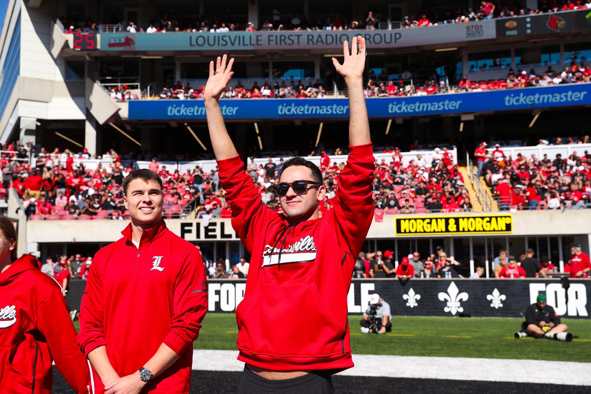 Another round of applause for our 2024 Swim &amp; Dive Olympians 👏 Thanks to <a href="/LouisvilleFB/">Louisville Football</a> for having us out!

#GoCards
