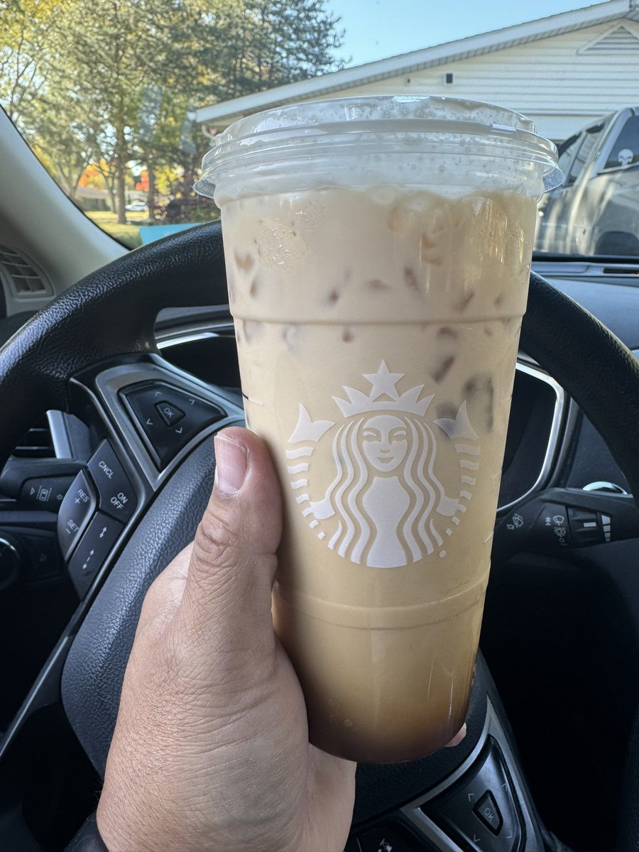Chefdn's tweet photo. @Starbucks Can you please tell me why I continue to pay close to $6 for this vanilla sweet cream cold brew from your store in Saginaw Michigan? I tell them it isn’t right but they clam it is. This is splash of cream too.🙄 https://t.co/sbD3m0OlJJ