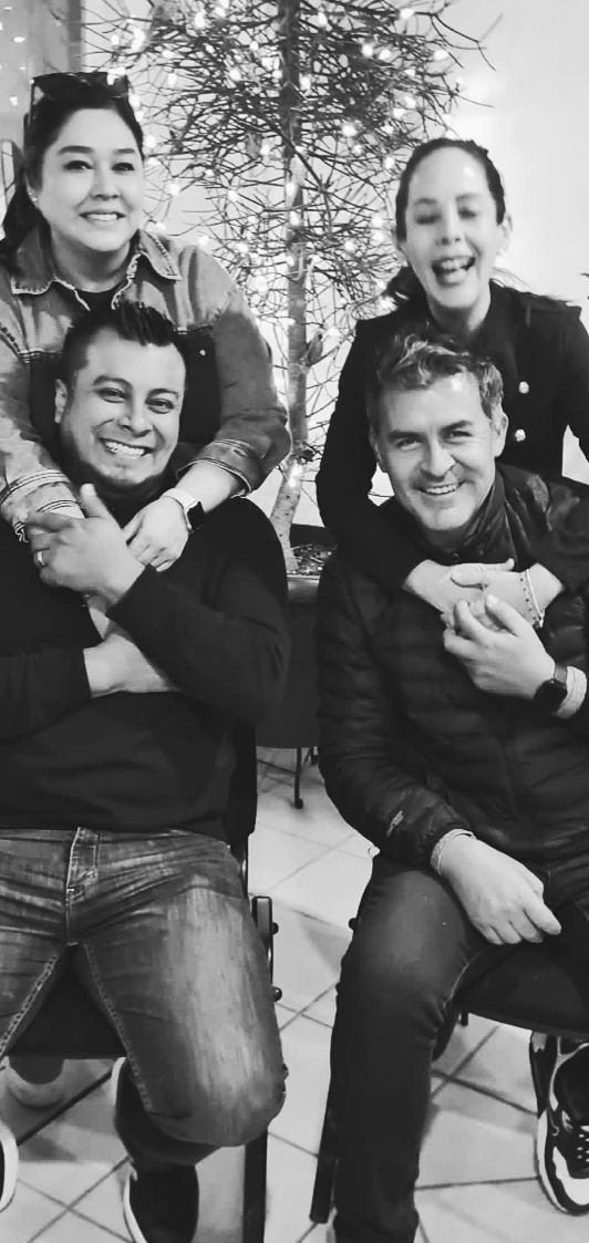 urruma's tweet photo. Hoy me encontré esta foto... salí muy mal porque me estaba carcajeando, entonces salí muy bien. 
Los amigos y el novio son un tesorote. https://t.co/fmAirxOc4K