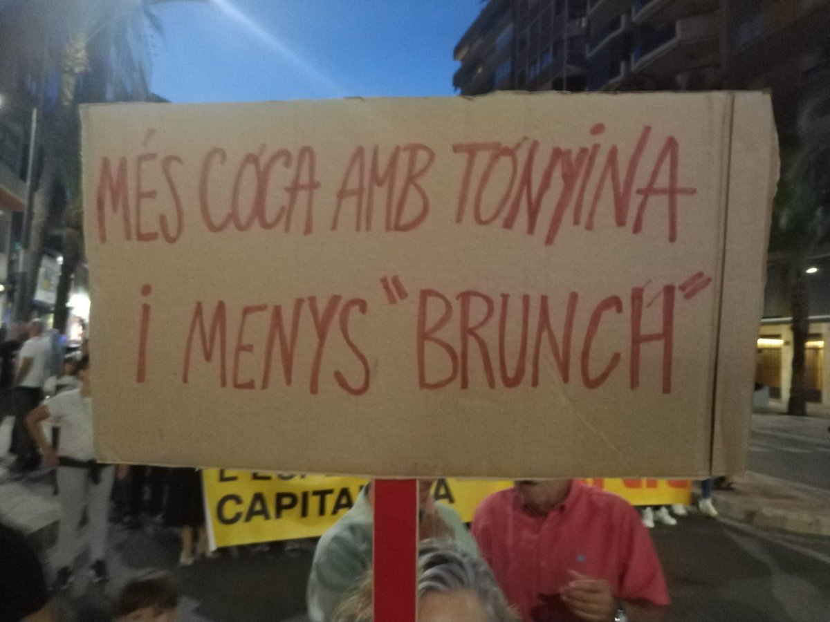 lillousechi's tweet image. La pancarta guanyadora de la mani per la vivenda en Alacant i no hi ha discussió 👇