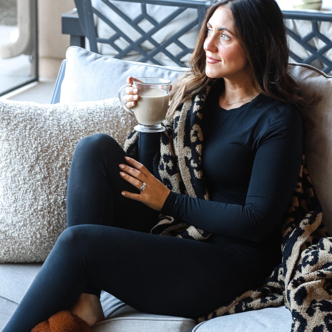 CuddlDuds's tweet image. A sweep of softness, a hint of stretch and a dose of caffeine. Yeah, we're ready for the weekend ☕️

What she's wearing: Softwear with Stretch Crew + Legging 🖤

bit.ly/SoftwearStretch

#casualstyle #comfystyle #softwearstretch #LiveInLayers
