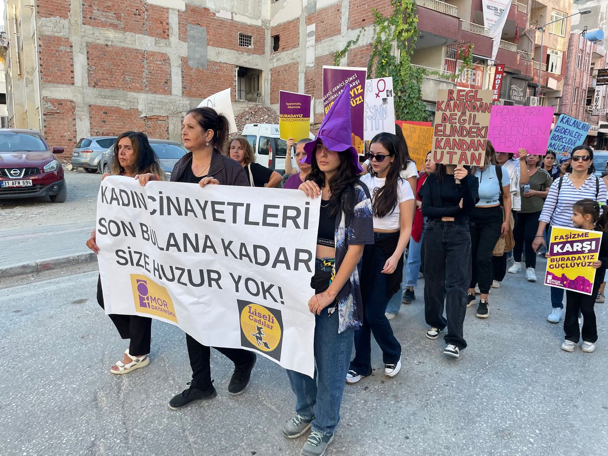 Liseli_Cadilar's tweet photo. 📍 Samandağ 

Mor Dayanışma(@DayanismaMor) ve Liseli Cadılar olarak bugün Samandağ sokaklarında “Kadın cinayetleri son bulana kadar size huzur yok!”diyerek yürüyüşümüzü gerçekleştirdik.

Erkek egemen sistemin karşısında yalnız ve çaresiz değiliz! Birlikte güçlüyüz! https://t.co/nu2Or2Yo0X