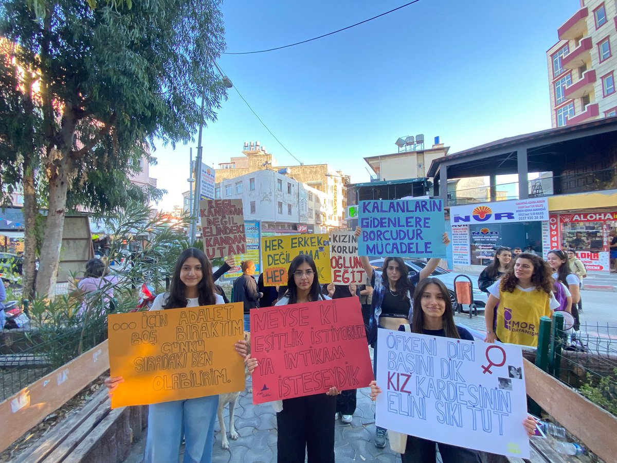 Liseli_Cadilar's tweet photo. 📍 Samandağ 

Mor Dayanışma(@DayanismaMor) ve Liseli Cadılar olarak bugün Samandağ sokaklarında “Kadın cinayetleri son bulana kadar size huzur yok!”diyerek yürüyüşümüzü gerçekleştirdik.

Erkek egemen sistemin karşısında yalnız ve çaresiz değiliz! Birlikte güçlüyüz! https://t.co/nu2Or2Yo0X