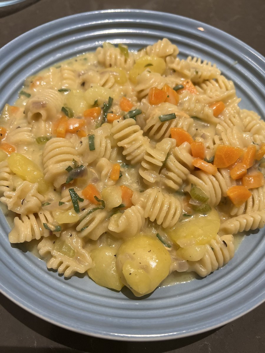 pbpb2222's tweet photo. @judahrhodie @MiamKitty @RhodieHouse My kind of spaghetti!
Had a crack at your pasta with potatoes; delicious. Used sage instead of basil which complemented smoked mozzarella nicely. Wine was ok and the acidity cut the fat well. https://t.co/Q43KoDwwXo