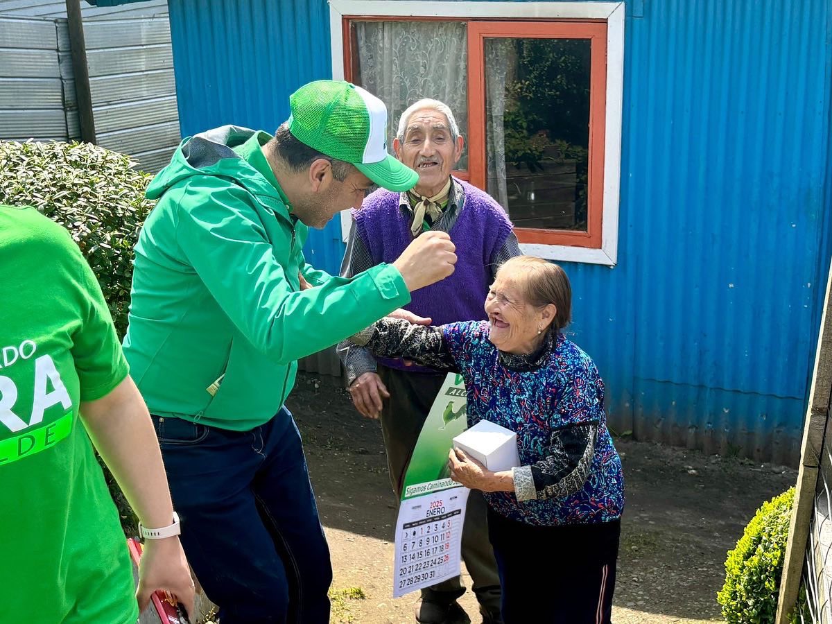 Juaneduardoconc's tweet photo. Con la “humildad” y “compromiso” de siempre seguimos recorriendo nuestra amada comuna. ¡!Gracias por el cariño! Mi compromiso seguir trabajando por un Castro que día a día siga creciendo y donde las familias vivan mejor. https://t.co/6ehrYM1kM1