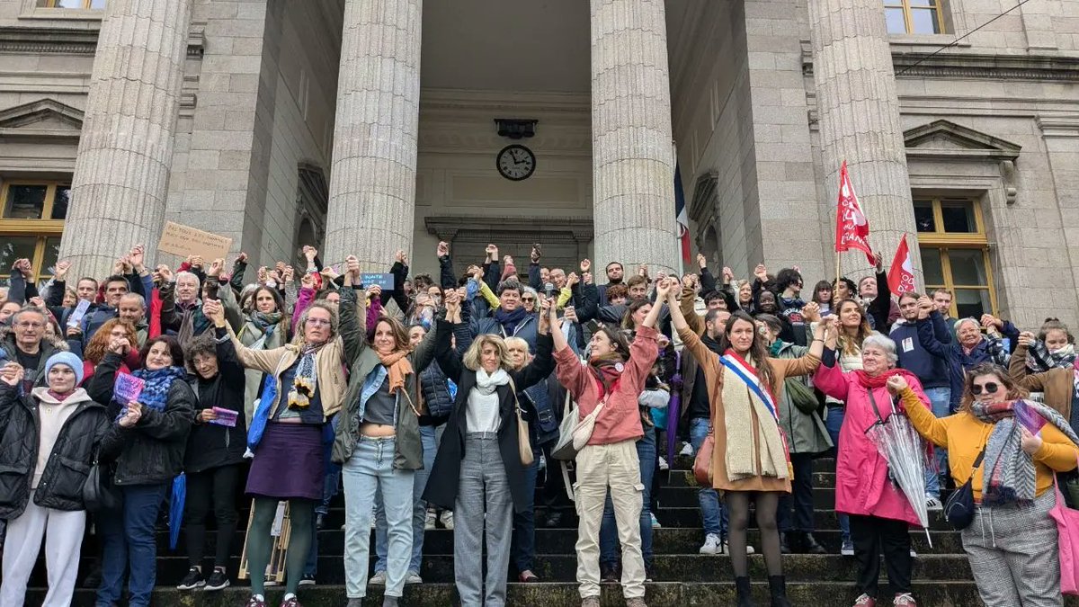 ManonMeunier_UP's tweet photo. Contre les violences sexuelles, des chaînes humaines se sont dressées devant les palais de Justice à Limoges et partout en France aujourd'hui. 

Pour en finir avec ces violences sexistes, il faut une loi intégrale et des moyens ! 

La honte doit changer de camp. https://t.co/nyywqI2xmc