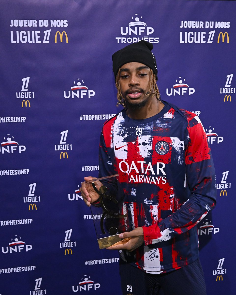 Bradley Barcola a reçu son trophée de 𝗝𝗢𝗨𝗘𝗨𝗥 𝗗𝗨 𝗠𝗢𝗜𝗦 de septembre en Ligue 1 ! ❤️💙🌟

📸 <a href="/PSG_inside/">Paris Saint-Germain</a>