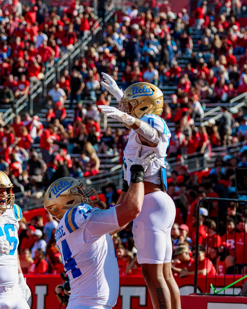 It's a 𝗛𝗢𝗠𝗘𝗖𝗢𝗠𝗜𝗡𝗚 touchdown for the Jersey boy, @jalenberger.

#GoBruins