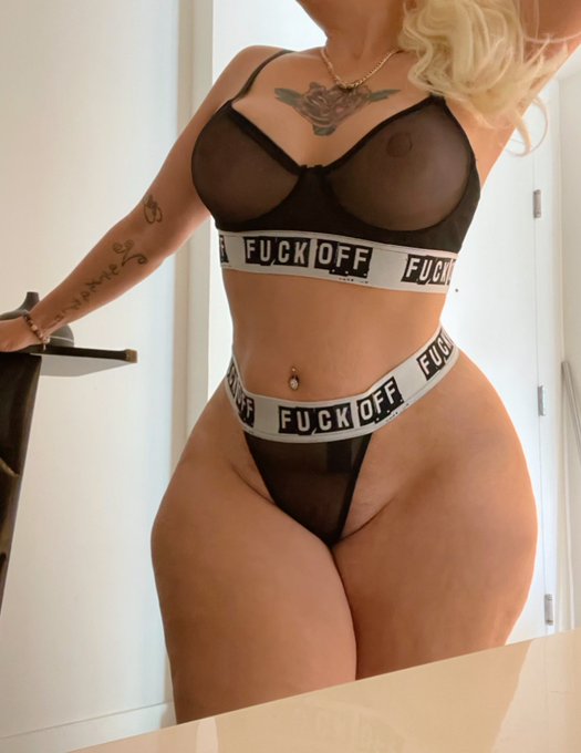 2 pic. Say hi or I’ll kill you? https://t.co/hxfja4PNj9