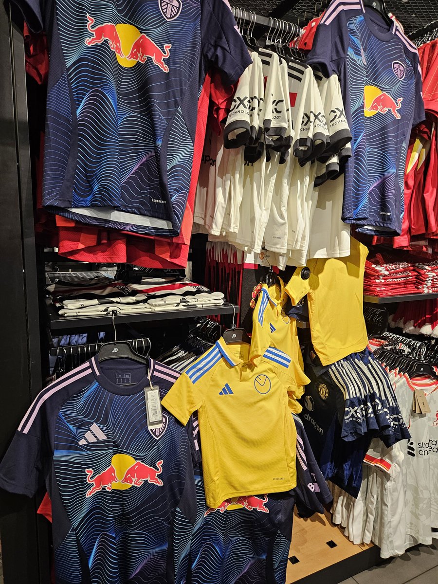 StructuredFP's tweet image. Someone has covered the Man U strips with Leeds ones at Heathrow T5 #lufc