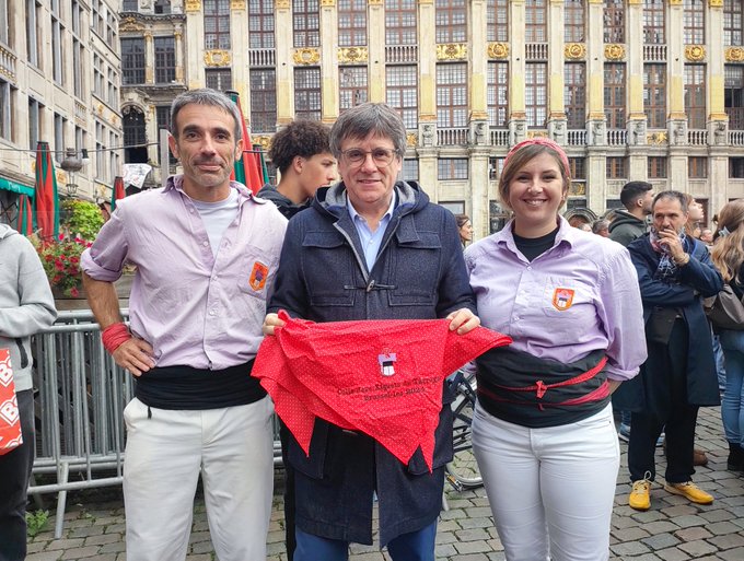 Diada castellera a la Grand Place de Brussel.les plena de gom a gom i amb gran presència de la comunitat catalana. Amb els Mannekes de Brussel.les, amb els seus primers castells de 6, i la Jove de Tarragona aixecant el pilar de sis. Pilar de dol en memòria de l'Agustí Forné.