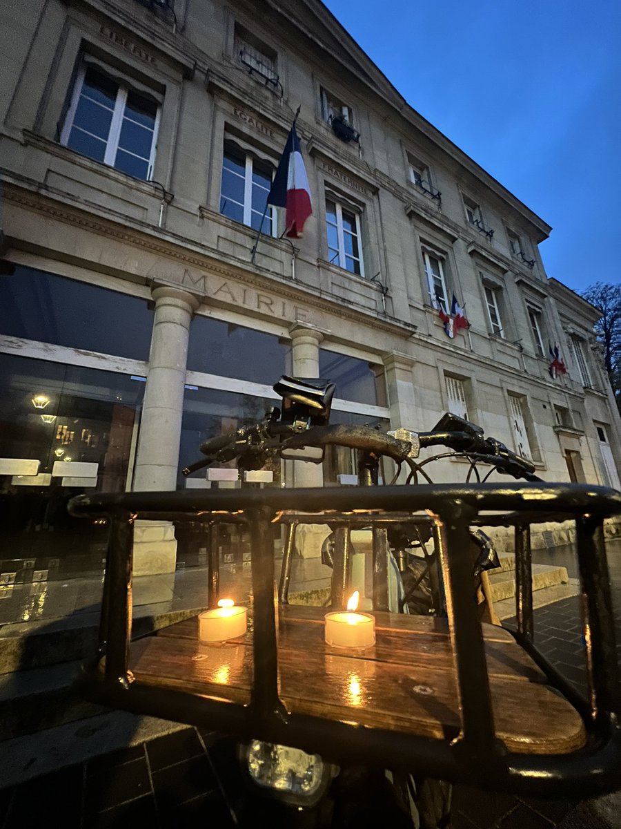🖤C’est avec beaucoup d’émotions que nous nous sommes retrouvés à Romainville ce soir pour faire 1 minute de silence en hommage à Paul tué par un automobiliste parce qu’il était à vélo. #jesuispaul #stopauxviolencesmotirisées