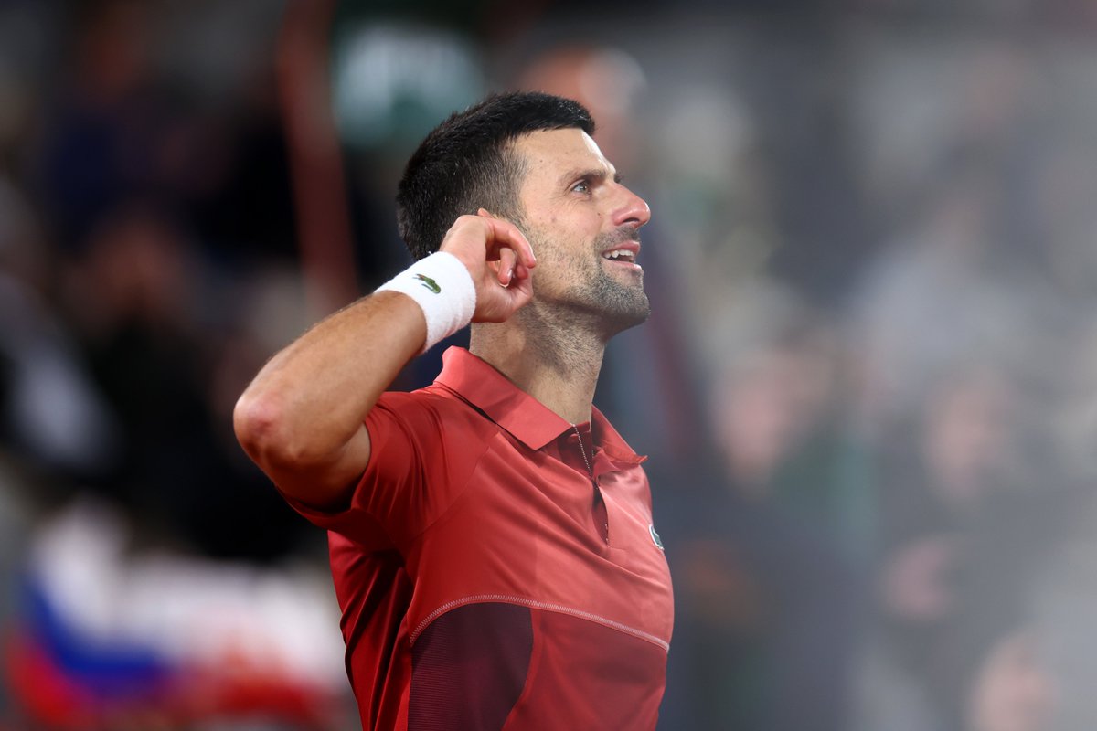 VSportsTM's tweet photo. "Lo siento por los que quieren que me retire. Tendrán que verme por un tiempo más".

🗣️ Novak Djokovic. https://t.co/hl75BpDxlK