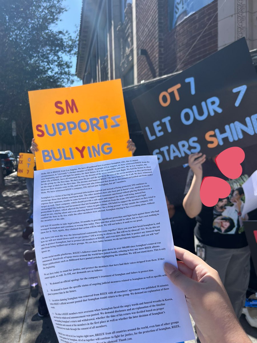 strawberrysoob_'s tweet photo. LA BRIIZE peaceful protest for Seunghan’s return statement 🫧
DROP TAGS & SPREAD PLS ‼️🫧🫶🏻
#BringBackSeunghan
#RII7E_Or_NONE
#SMSupportsBullying #la #labriize https://t.co/FJKNdkCy2u
