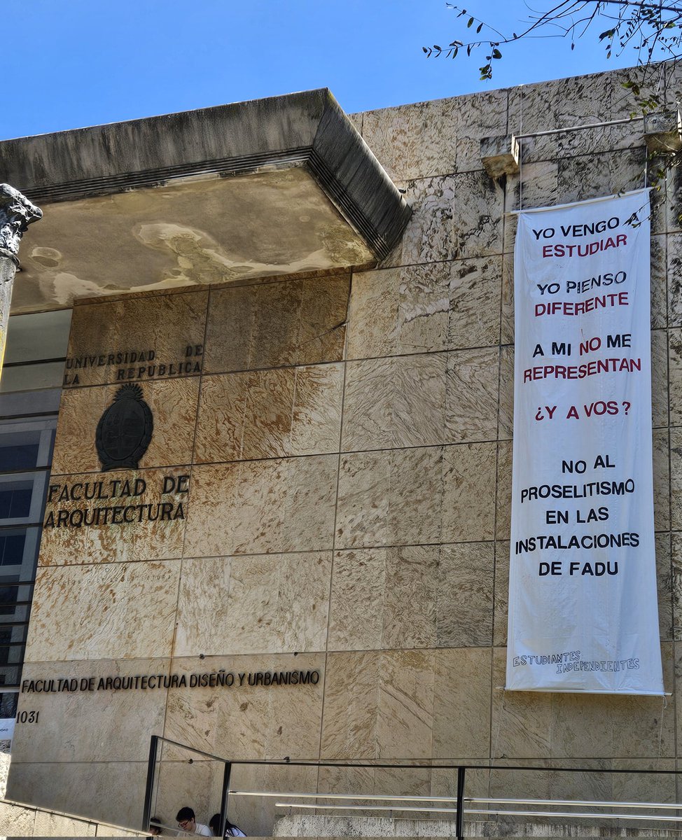 Así responden los VERDADEROS ESTUDIANTES ante los atropellos en la Universidad por parte de aquellos que se sienten dueños de los lugares de estudio y de la enseñanza.
Bien por los estudiantes.
#Laicidad 
#NoAlProselitismoPolitico 
#NoAlProselitismoAFavorDelTerrorismo