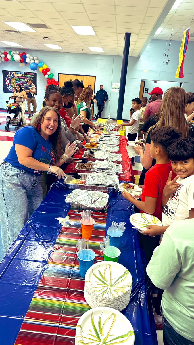 What a fiesta to wrap up Hispanic Heritage Month! Families enjoyed crafts, learned from our informational boards spotlighting Hispanic countries, and indulged in delicious food! The performances and dancing kept the energy high, with DJ Johnny spinning the perfect beats!💃🏻🕺🏽✨