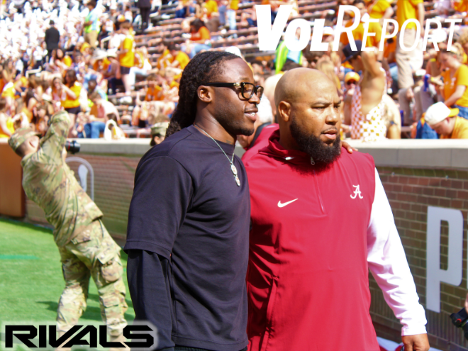 Dale_Dowden's tweet photo. Robert Gillespie reunites with @A_kamara6 during pregame.

Gillespie was Kamara's RB coach at Tennessee.
#RunCMG

@Rivals | @TennesseeRivals https://t.co/8IgZe6LOke