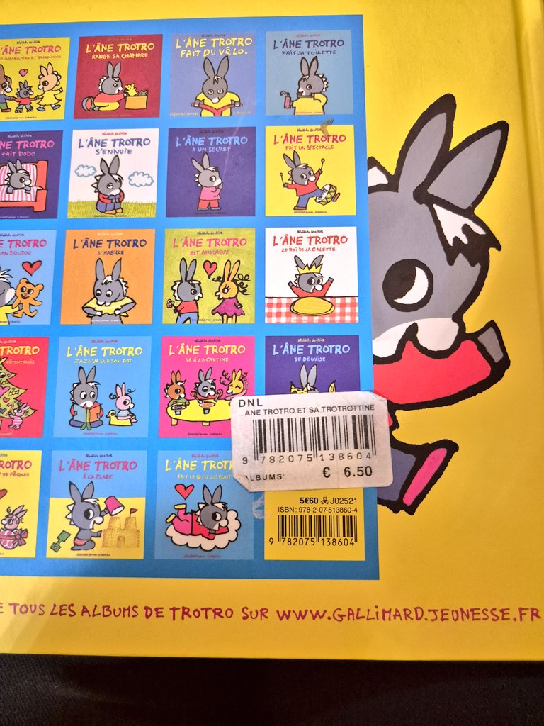 Lau0710's tweet photo. Livre acheté aujourd'hui, en décollant l'étiquette on s'aperçoit que le prix de vente est plus élevé que le prix  éditeur (@GallimardJeun). La règle du prix unique ne s'applique pas chez @Leclerc ?
@Gallimard https://t.co/TGFPXLQX1X
