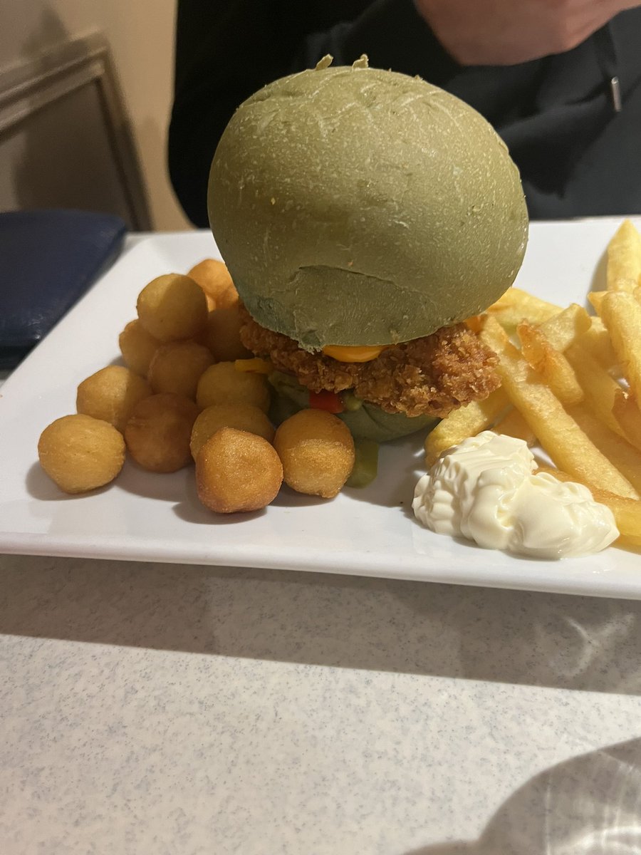Elkakawesh's tweet photo. Le Burger il en a plein la tête ou quoi 😹😹😹 #gamberge #flunch https://t.co/LC6eeiqPju