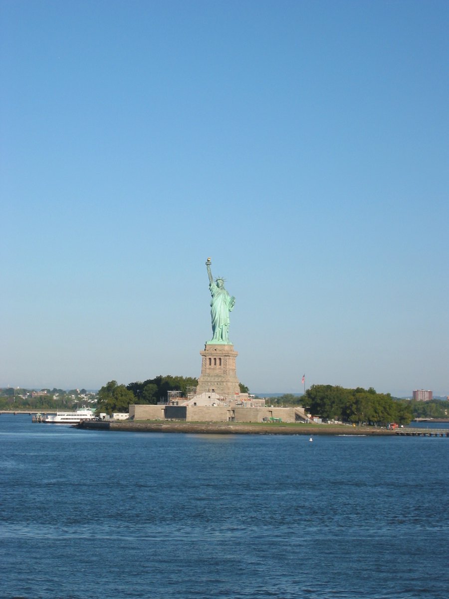 erikbydesign's tweet image. brought a 2000s digicam to nyc