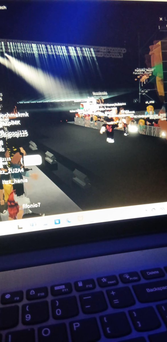 vmortalciox's tweet photo. Ale koncert mamy w roblox #mortalcio https://t.co/Rcqwx3ANke