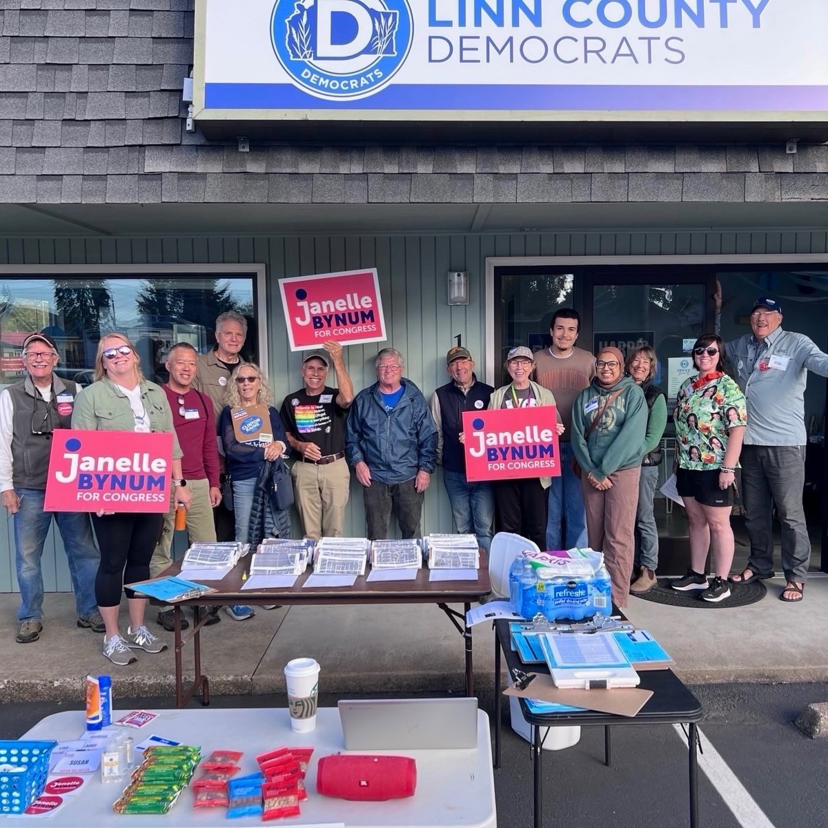 bynum4thewin's tweet photo. We’re meeting voters where they are! 🚪

Big thanks to @SuzanDelBene  and @WydenForOregon for coming out to #OR05 to connect with voters. 

We’re fired up and ready to take back the House! https://t.co/SqqUSxcaqk