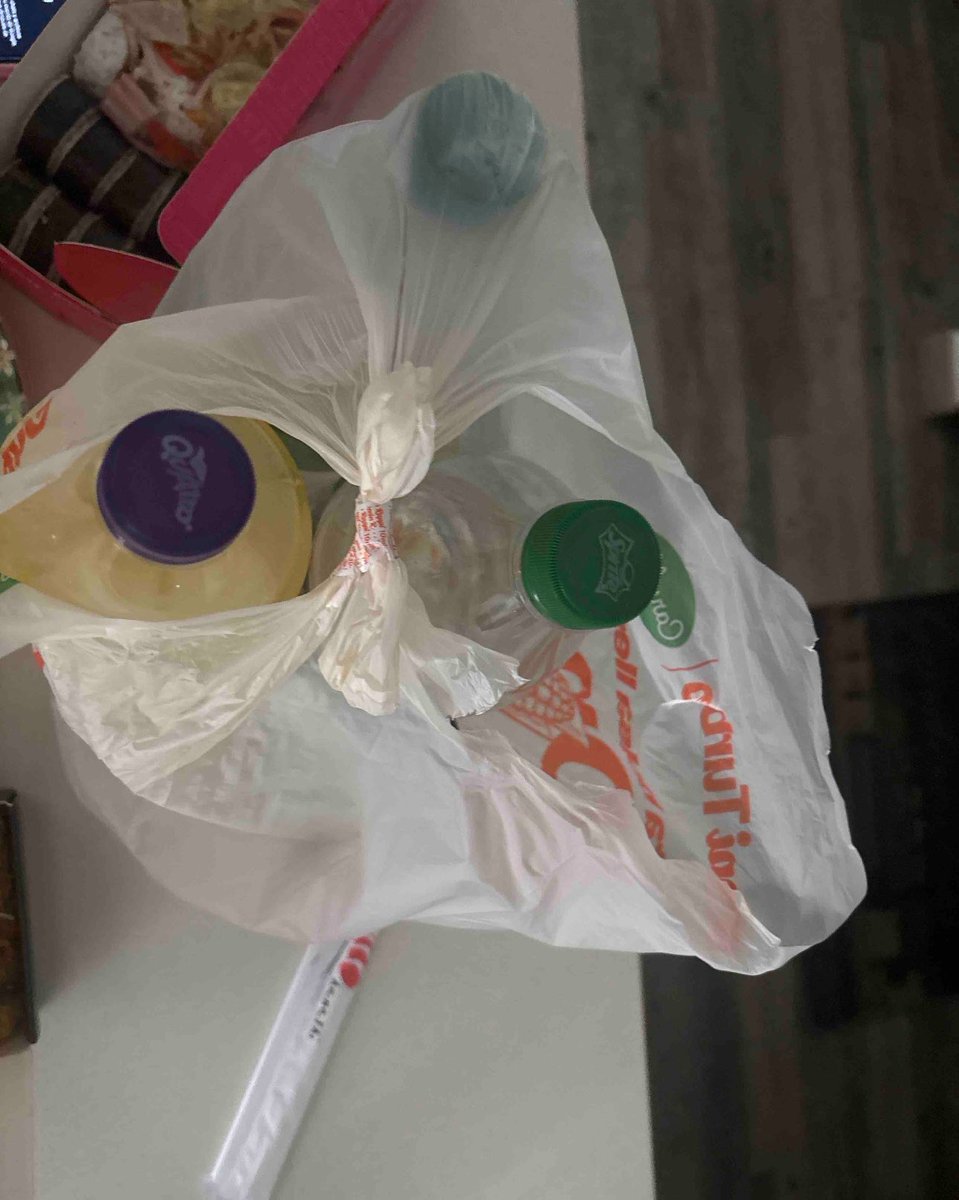 Pambajaire's tweet photo. @RappiColombia soy usuaria hace mucho de ustedes y el día de hoy llegó un pedido incompleto y no me dan ni respuesta ni solución, ósea me robaron, la bolsa viene abierta y así la dejaron en la portería, necesito una respuesta https://t.co/Q8YctOtrZa