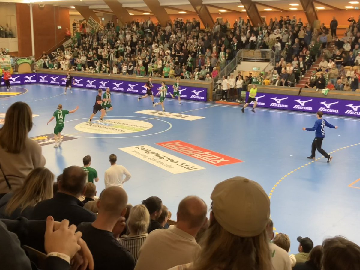 Fick jag se en blivande stormålvakt live för första gången ikväll?
Inte alls omöjligt.
Hammarbys 19-årige Arvid Skoog var riktigt bra mot Malmö, och sägs att det är så varje match.
Imponerade på mig, Staffan O (i förgrunden) och 1600 i Jerka.