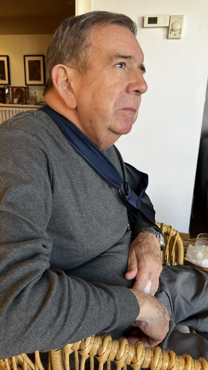 Un traspié me llevo al hospital. “Será atendido por uno de los mejores médicos”, me dijeron a la entrada. 
Llegó el joven doctor. ¡Era un compatriota venezolano!.
No solo me sentí orgulloso por el reconocimiento de sus colegas, también me conmovió pensar que el talento de mi