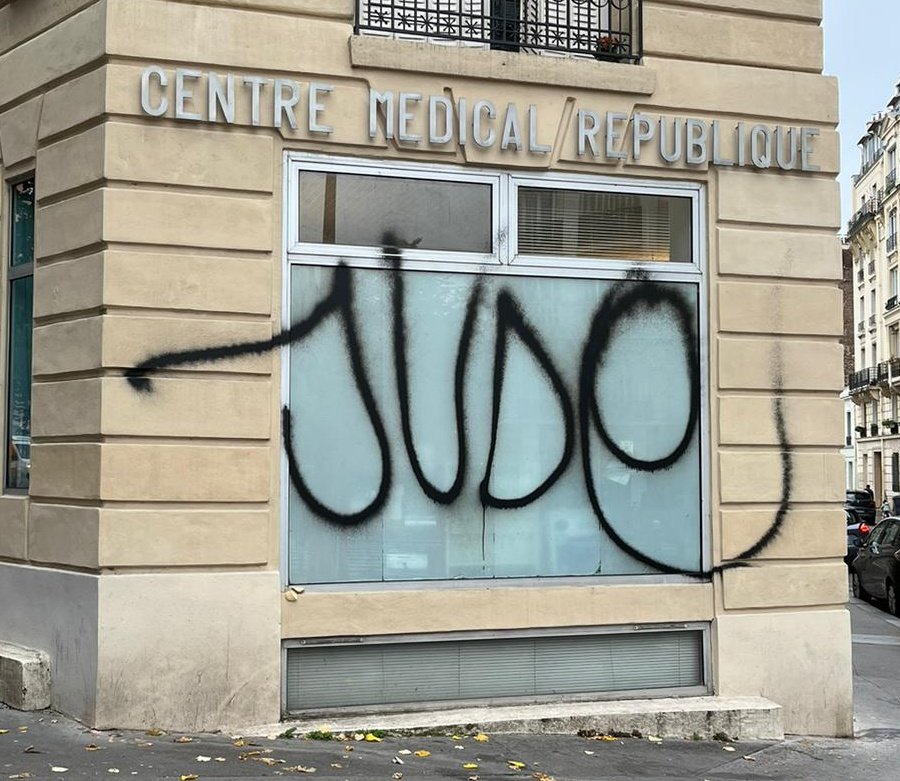 Quand ce pédiatre soigne des enfants, les antisémites ne voient pas un médecin, ils voient un Juif !

Un jour peut-être on taguera sur un mur "Médecin" à la place de "Juif".

En attendant, le combat contre l'antisémitisme et toutes les assignations identitaires continue.