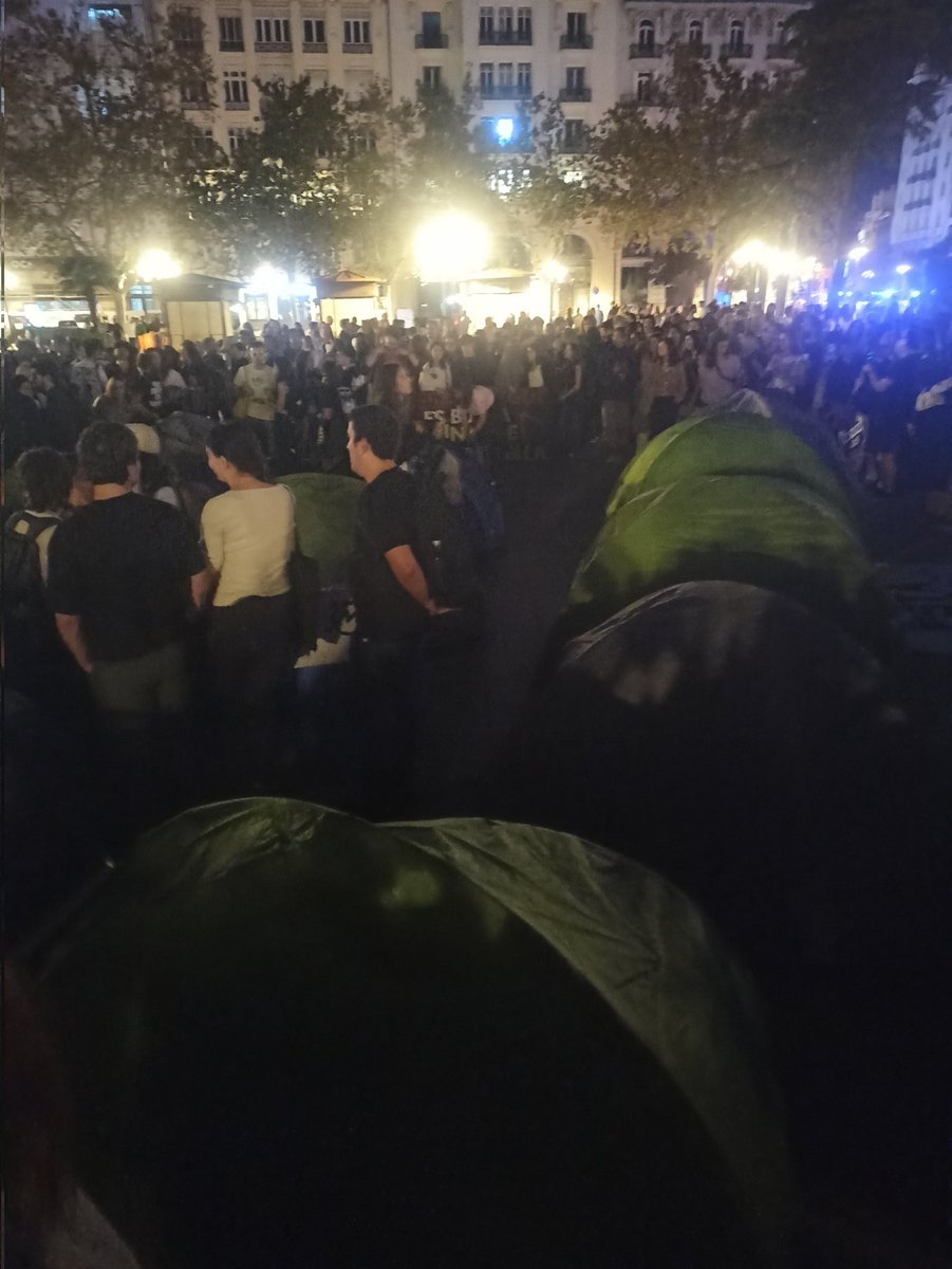 S'ha okupat la plaça del Ajuntament de València. Arran de la manifestació de #ValènciaSofega s'ha originat una acampada de forma autònoma per exigir les demandes de la campanya. Demanen suport! Acosteu-vos-hi! #ValènciaNoEstaEnVenda