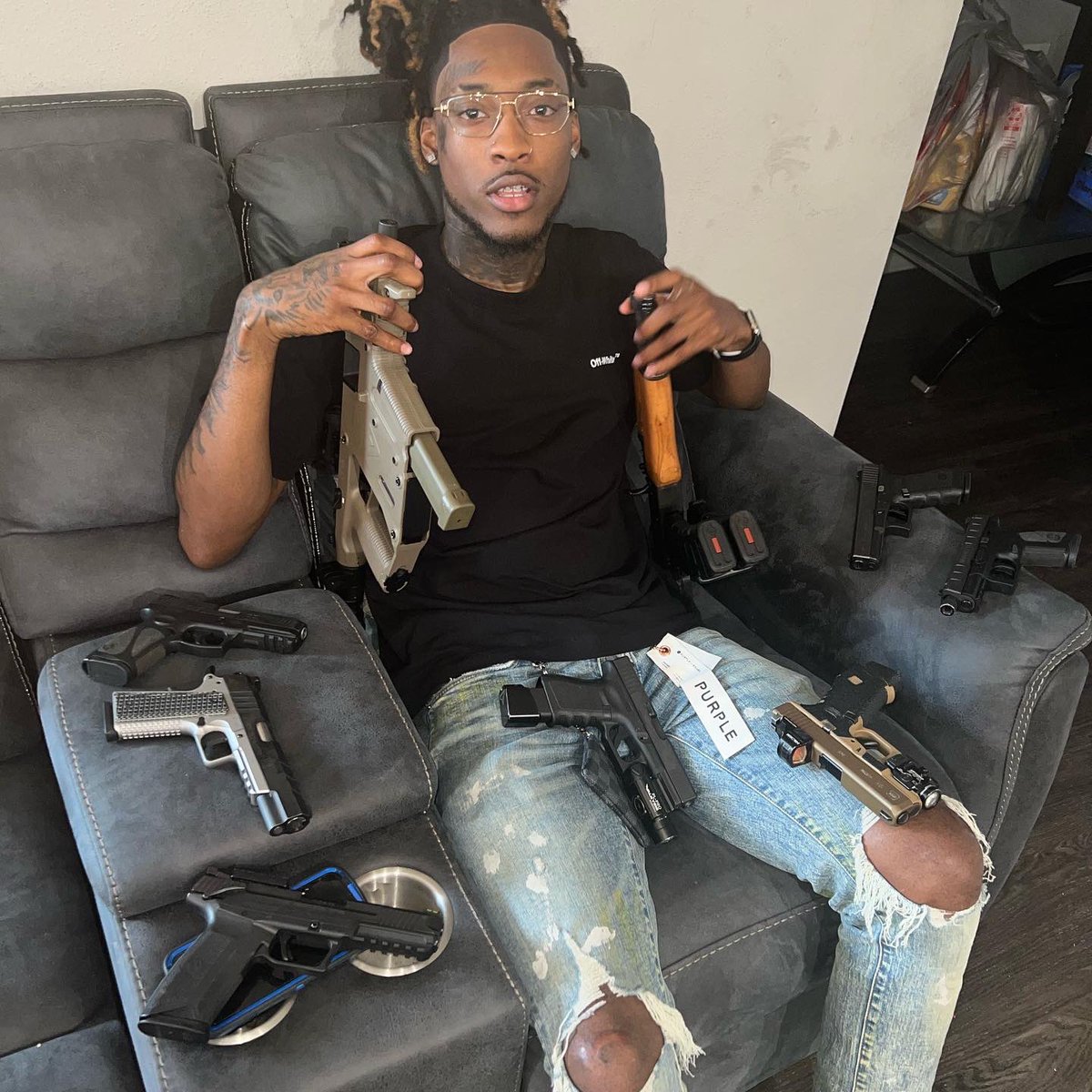 Wbus's tweet image. Izi Prime gets THREATENED by former N3on house contestant’s billionaire white sugar daddy after he was seen assaulting white people in a casino last night.. 😳