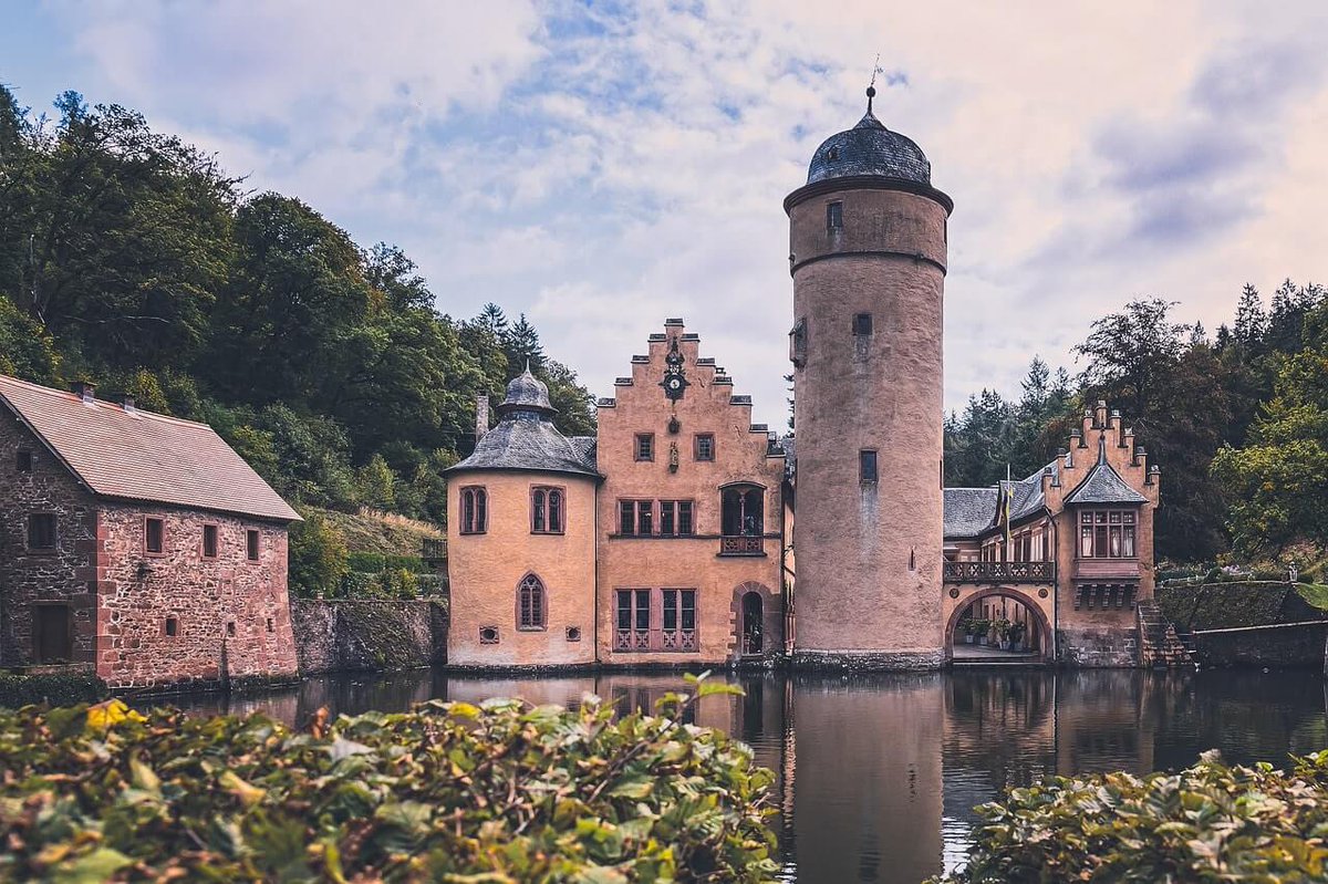 castleloreblog's tweet photo. Beautiful German Castles You Must Visit (CastleLore) 🏰🕰️📜
Website: https://t.co/ZjJdvveLZQ

#Castle #europeancastles #castles #medieval #medievaltimes #middleages #History #neuschwanstein #neuschwansteincastle #hohenzollerncastle #eltzcastle #Germany #travelphotography #traveltheworld