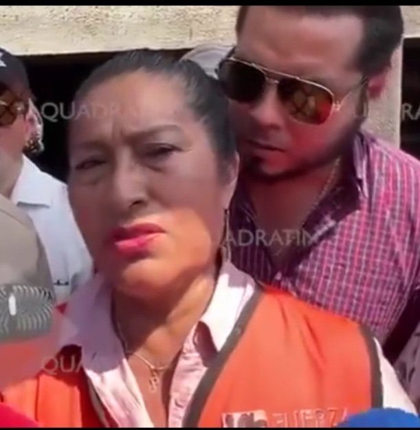 Alguien sabe quién es este señor que parece dar órdenes a <a href="/AbelinaLopezR/">Abelina López Rodríguez</a>, la alcaldesa de #Acapulco??