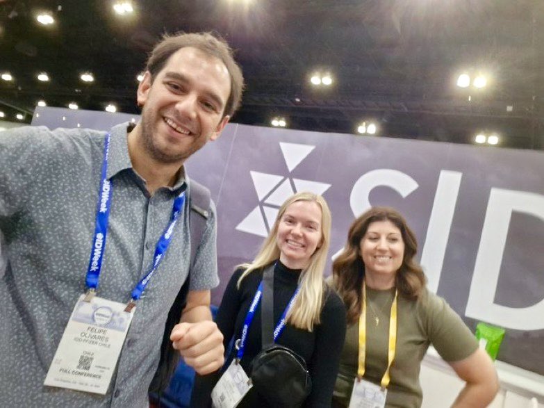 So excited to have our <a href="/SIDPharm/">SIDP</a> international members join us at the booth! <a href="/olivaresabara/">Felipe Olivares</a> #SIDP2024 #IDWeek2024