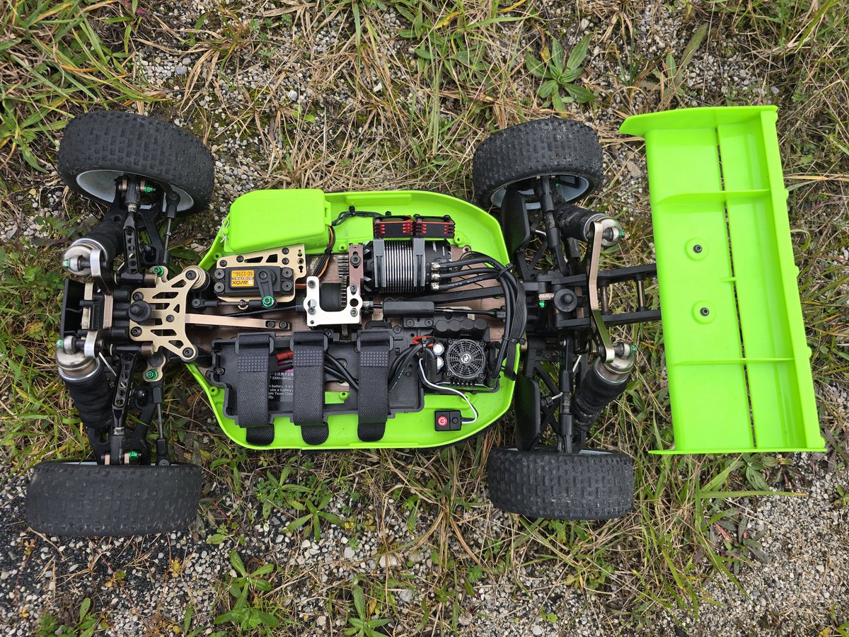 KarstenWinter84's tweet photo. Nach 10 Jahren wird aus ein Kyosho Inferno MP9 TKI 3 / 4 Verbrenner ein Elo. Erste Testfahrt heute auf der Rennstrecke in Percha. Weitere Infos auf https://t.co/JbkofZA14P
#wintermini #kyosho #kyoshomp9 #kyoshomp9eevo #hobbywing #percha #offroad #rennen #savög #aka #mp9 https://t.co/V3QsOcKRv8