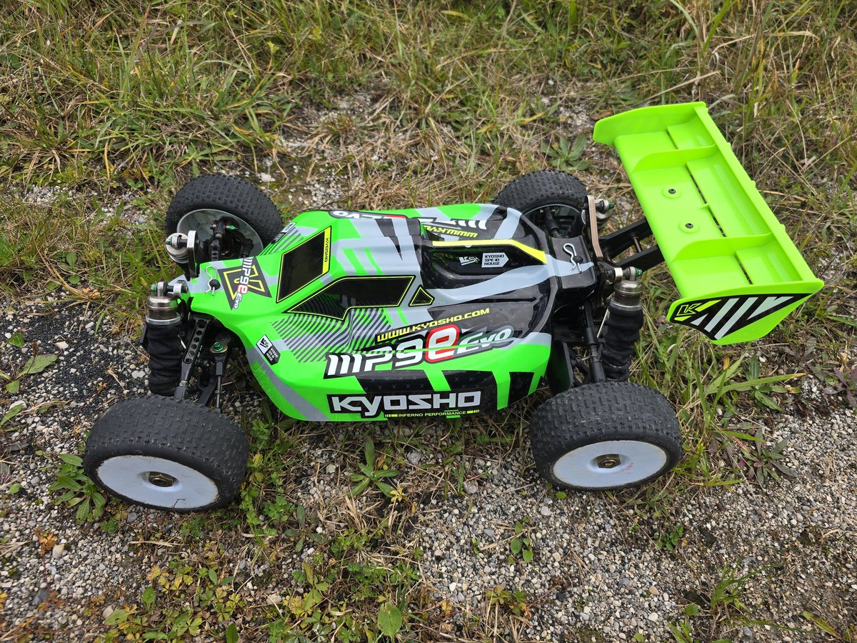 KarstenWinter84's tweet photo. Nach 10 Jahren wird aus ein Kyosho Inferno MP9 TKI 3 / 4 Verbrenner ein Elo. Erste Testfahrt heute auf der Rennstrecke in Percha. Weitere Infos auf https://t.co/JbkofZA14P
#wintermini #kyosho #kyoshomp9 #kyoshomp9eevo #hobbywing #percha #offroad #rennen #savög #aka #mp9 https://t.co/V3QsOcKRv8