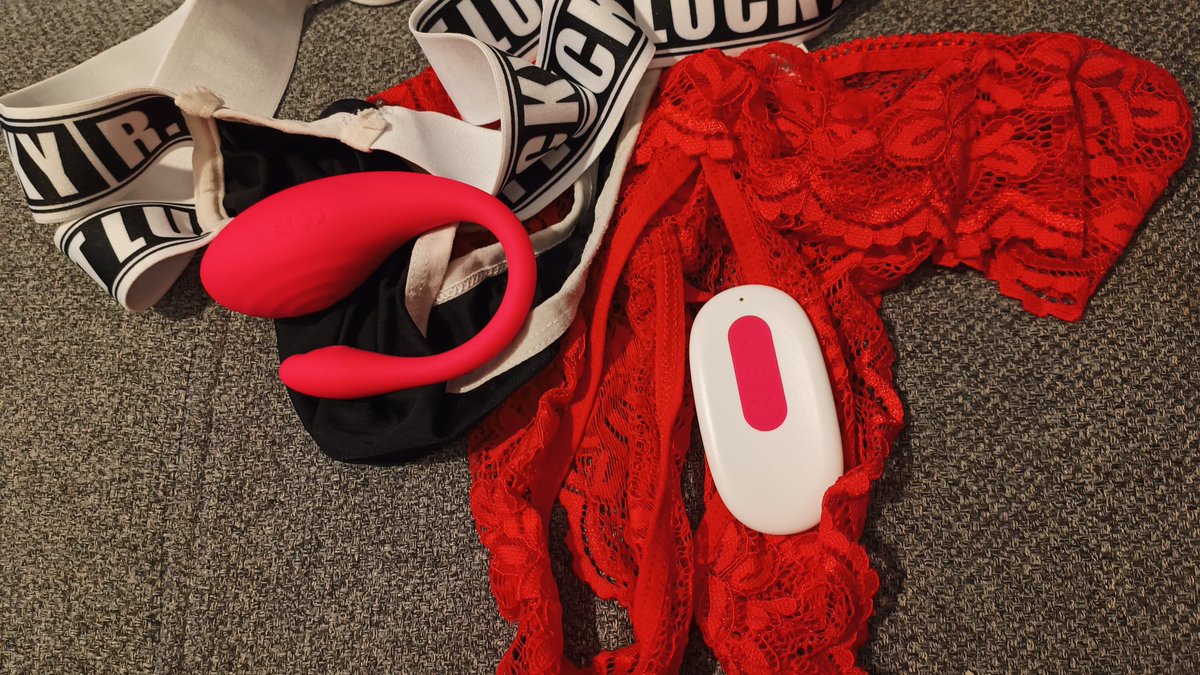 Ai ai ai que noche vamos a pasar con nuestro nuevo juguete, tiene app y mando. Morbo modo ON, el mando lo presta ella a quien quiera  y yo controlo por la app.

Uhmmmmmmm

Si quieres uno igual, escríbeme y te digo cómo conseguirlo

Gracias <a href="/_LeonJones/">_LeonJones</a>