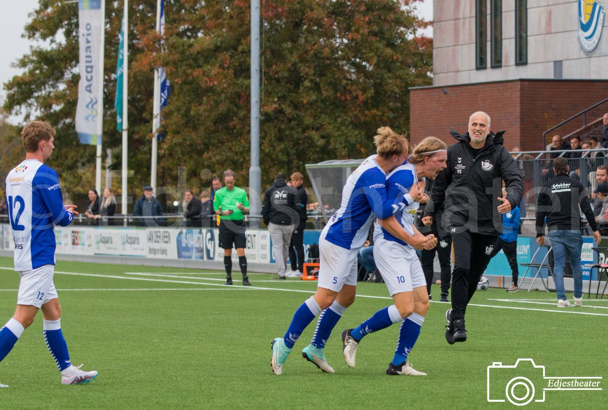 Edjestheater's tweet photo. De winnende in de laatste minuut, dan komen de emoties....

@Blauwwit34 - @vvRoden 3-2 (1-2)
Meer foto's: https://t.co/sXb3w9MlWH

#blauwwit #blauwwit34 #eersteklasse #sportfotografie #canon #canonsports #vvroden https://t.co/VS5sNuIQ1O