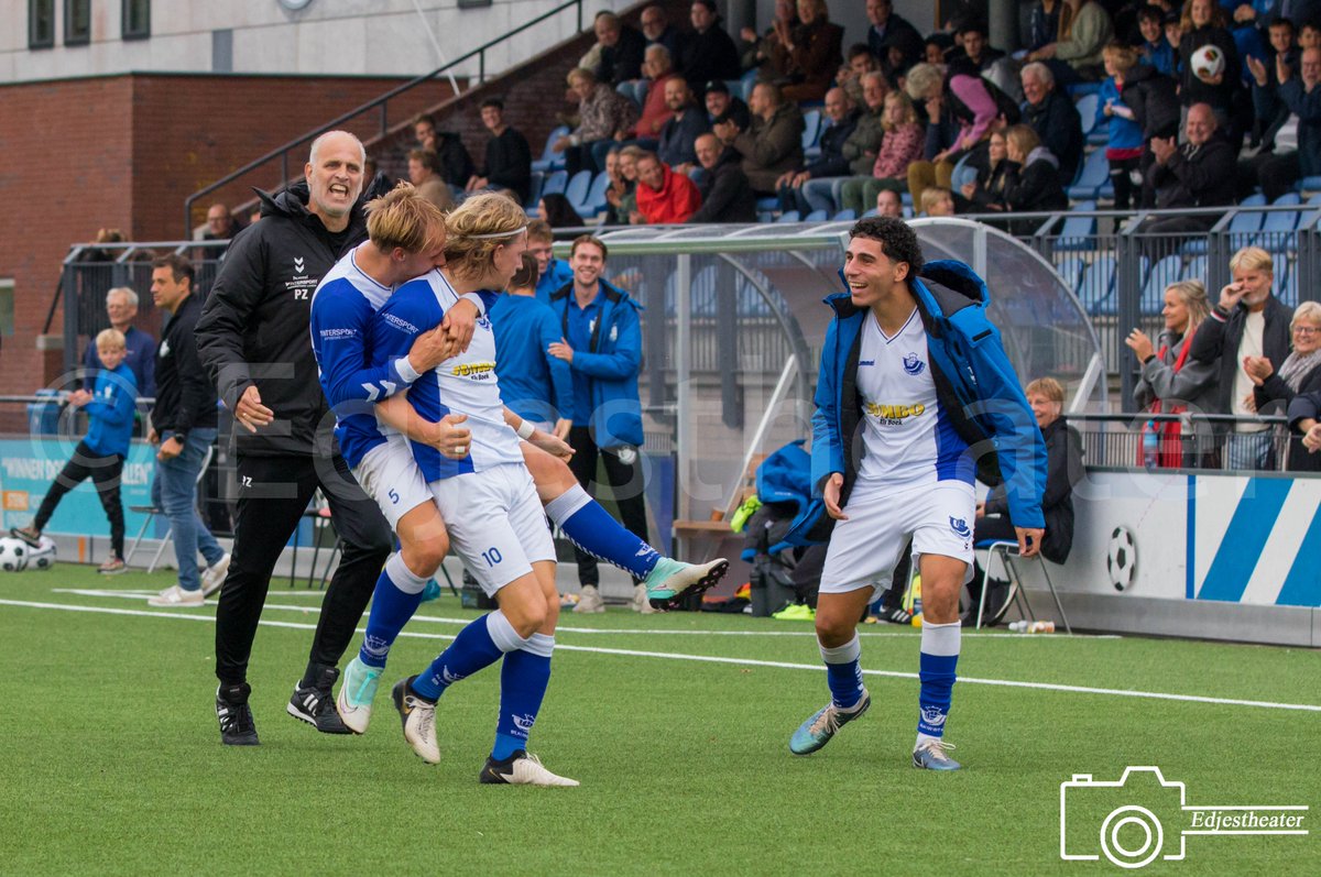 Edjestheater's tweet photo. De winnende in de laatste minuut, dan komen de emoties....

@Blauwwit34 - @vvRoden 3-2 (1-2)
Meer foto's: https://t.co/sXb3w9MlWH

#blauwwit #blauwwit34 #eersteklasse #sportfotografie #canon #canonsports #vvroden https://t.co/VS5sNuIQ1O